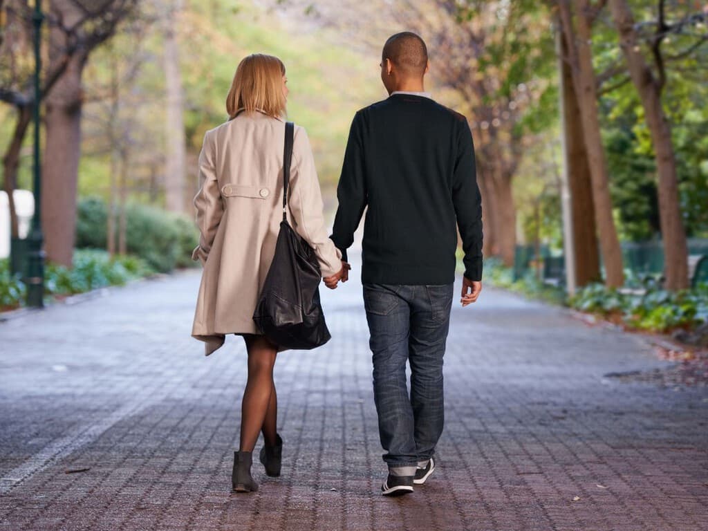 Los humanos somos más monógamos de lo que creemos: estamos más cerca de castores y suricatos que de los primates