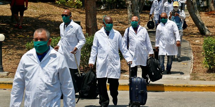 Médicos cubanos regresan a México para atender pacientes con COVID-19