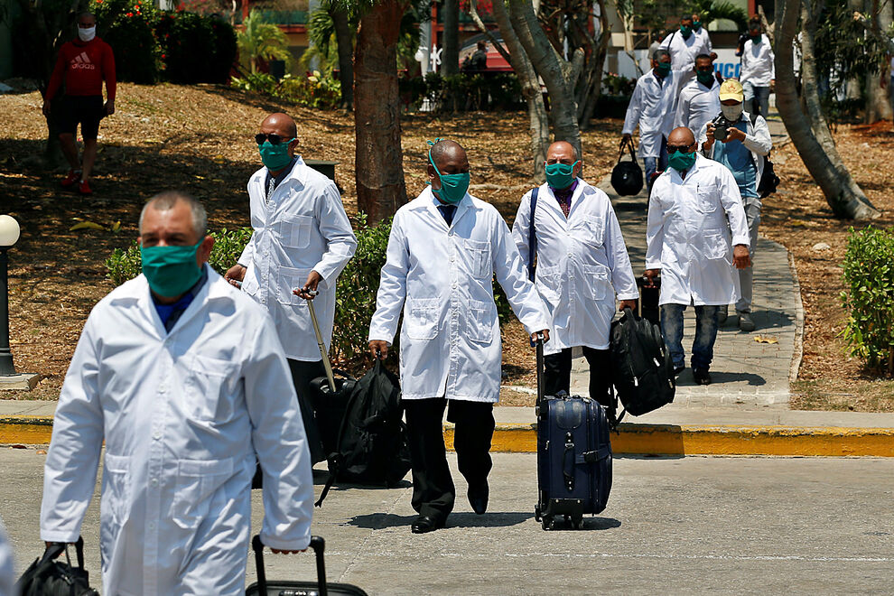 Médicos cubanos regresan a México para atender pacientes con COVID-19