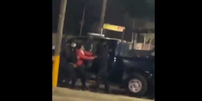 Policías de Toluca atacan a joven