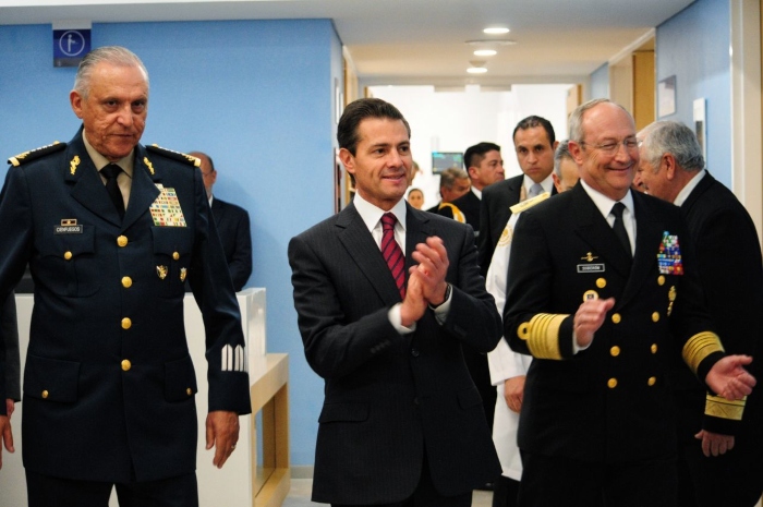 El exresidente Enrique Peña Nieto y su Secretario de Defensa (izquierda), Salvador Cienfuegos.