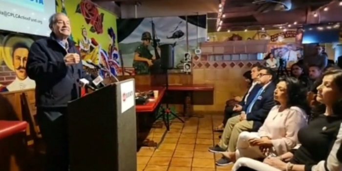Mexicanos en Arizona corean “¡Es un honor estar con Obrador!” mientras Vicente Fox hablaba en un evento (Video)