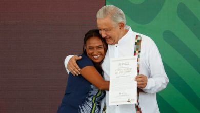 Entrega presidente primeros certificados de vivienda a familias de Acapulco – EL CHAMUCO Y LOS HIJOS DEL AVERNO