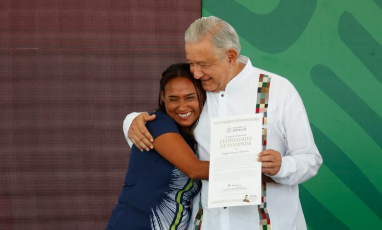 Entrega presidente primeros certificados de vivienda a familias de Acapulco – EL CHAMUCO Y LOS HIJOS DEL AVERNO