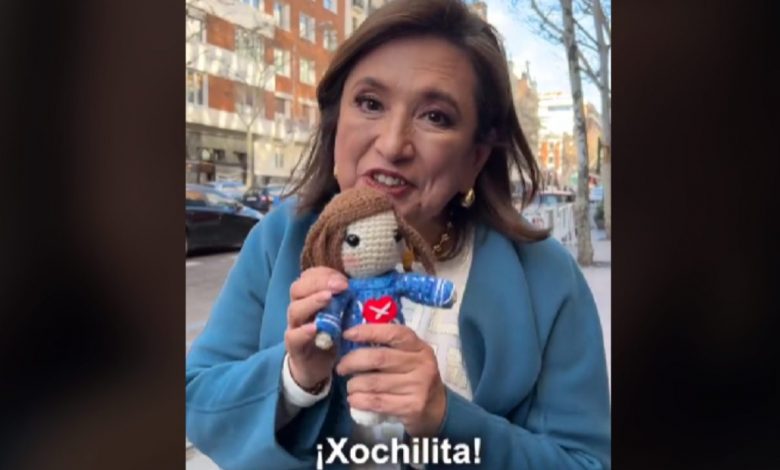 Primero las conferencias y ahora una muñeca con su imagen… Gálvez “presume” su “Xochilita” para acompañar gira política