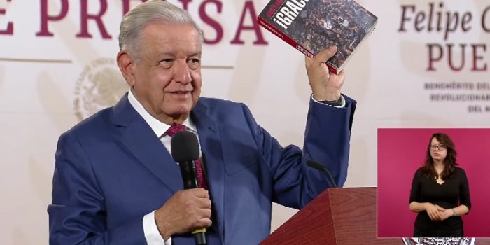 presidente exhibe a magistrado que busca prohibir su libro ‘¡Gracias!’ – EL CHAMUCO Y LOS HIJOS DEL AVERNO