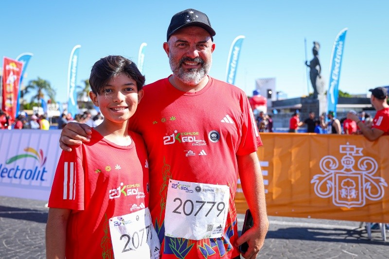 Para León, de 12 años de edad, este fue su primer Maratón. Corrió al lado de su papá, David. EL INFORMADOR/H. FIGUEROA 